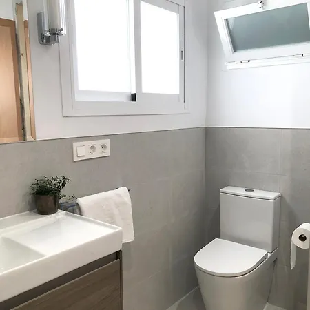 Gorgeous Sea Views And Great Location!