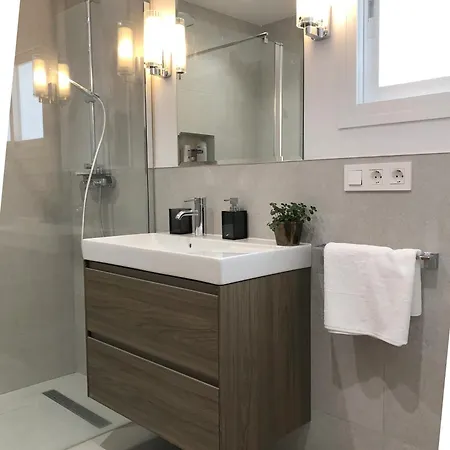 Gorgeous Sea Views And Great Location! *