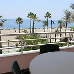 Gorgeous Sea Views And Great Location!